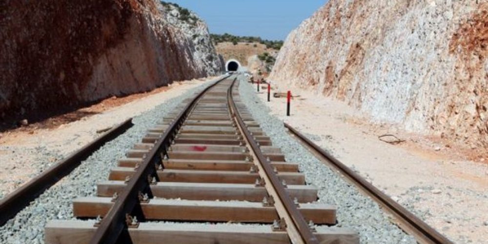 Τρένο και στην Κρήτη; Σχέδιο, που κρίνεται βιώσιμο, προβλέπει τη σύνδεση Χανίων, Ρεθύμνου και Ηρακλείου με 17 σταθμούς
