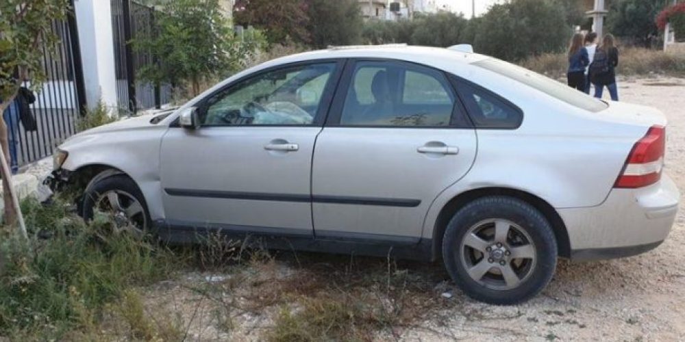 Κρήτη :Ανήλικοι πήραν κρυφά αυτοκίνητο και έπεσαν σε σχολείο! (Photos)