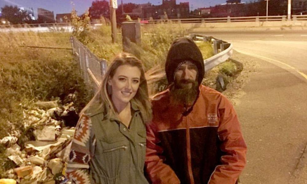 Άστεγος άντρας έδωσε τα τελευταία του 20$ σε μία κοπέλα και εκείνη τον έκανε ζάμπλουτο