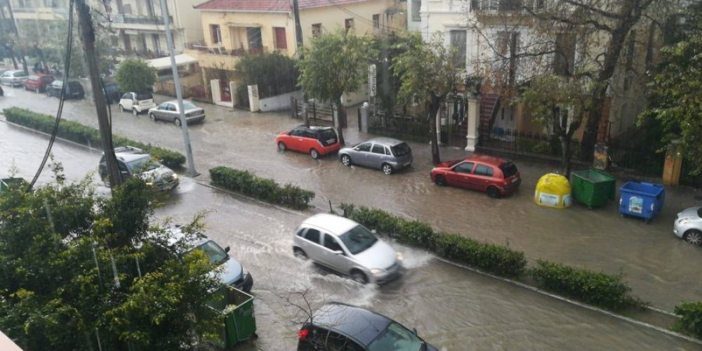 Πλημμύρισαν σπίτια στα Χανιά – διάσωση γυναίκας