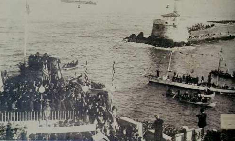 1913 Χανιά, ο καπετάν Μάντακας υψώνει την Σημαία στον Φιρκά. Δίπλα του ο Κωνσταντίνος, Βενιζέλος ΧΜιχ Γιάνναρης κ.'α.