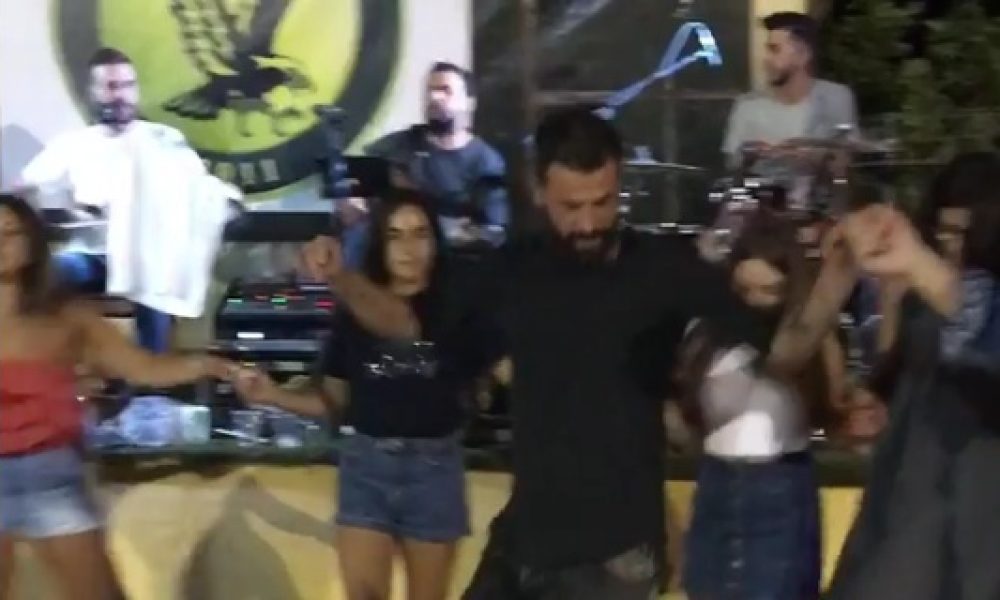 Χανιά :Όταν ο Μανωλαράκης έπαιζε μαλεβιζιώτη και χόρευε ο Μουρούτσος με φιγούρες (Video)