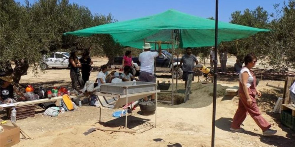 Κρήτη: Απίστευτη ανακάλυψη: Βούλιαξε το έδαφος και βρέθηκε μινωικός τάφος! (Photos)