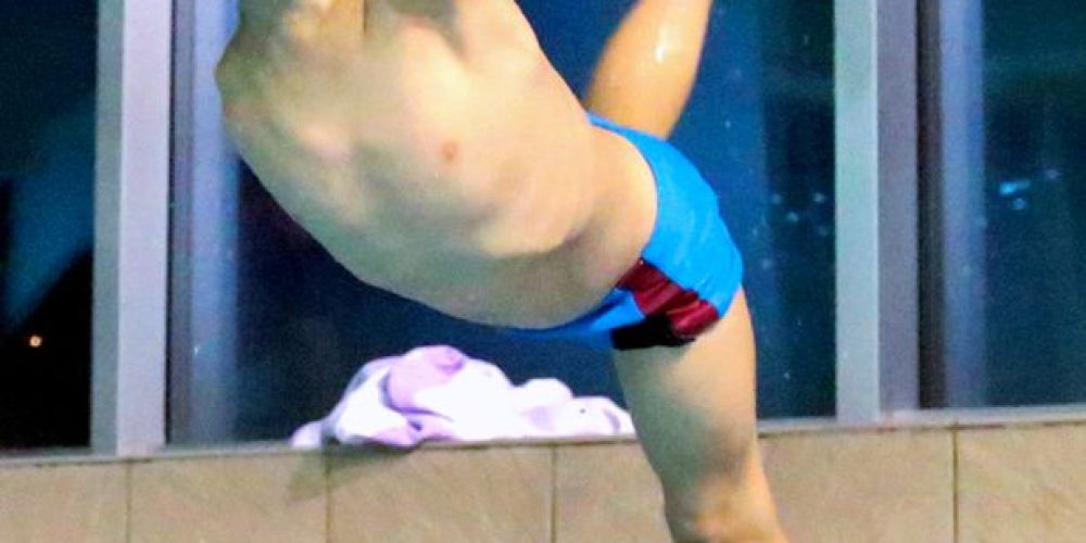 Βίντεο: Πώς ένα αγοράκι που γεννήθηκε χωρίς χέρια, κατόρθωσε να κολυμπά μια ολυμπιακή πισίνα