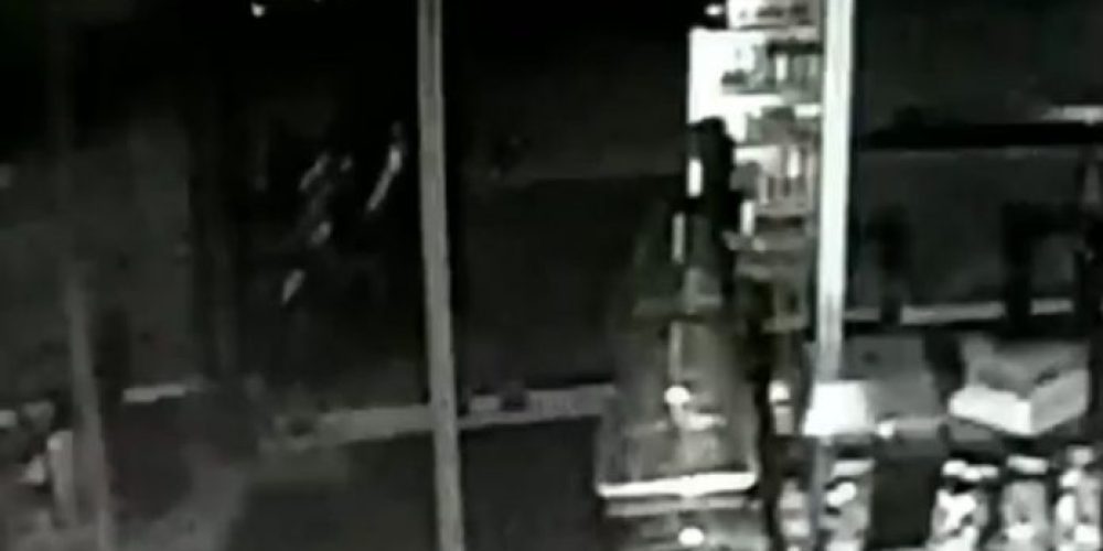 Κρήτη: Κάμερα καταγράφει τον θρασύτατο δράστη Κλέβει σε χρόνο dt μηχανάκι έξω από καφετέρια