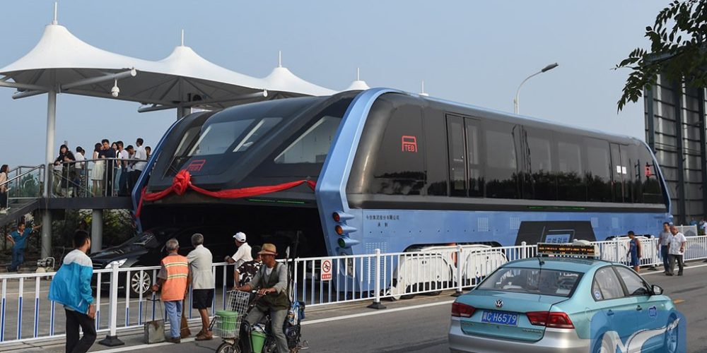 Το λεωφορείο του μέλλοντος κυκλοφορεί ήδη στην Κίνα και περνά πάνω από τα αυτοκίνητα (video)