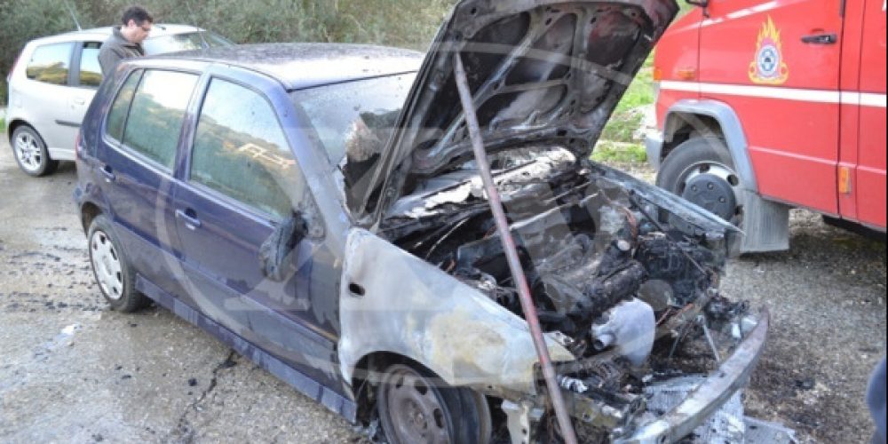 Χανιά: Αυτοκίνητο εν κινήσει πήρε φωτιά και κάηκε στον Σταλό (φωτογραφίες)