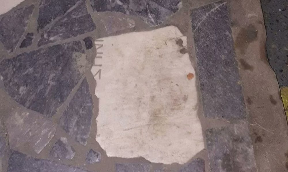Στην Κρήτη έστρωσαν πεζοδρόμιο με πλάκες από νεκροταφείο (φωτο)