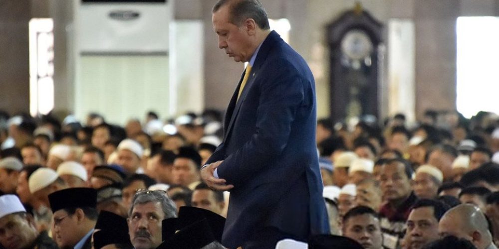 Προκλητικός ξανά ο Ερντογάν: Προσκύνημα και ανάγνωση προσευχής στην Αγία Σοφία