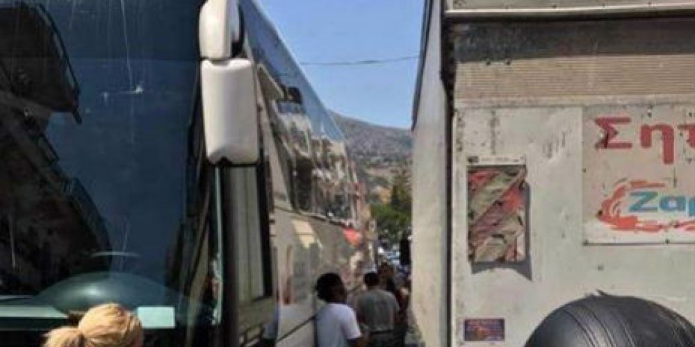Κρήτη: Απίστευτη εικόνα Σφήνωσε γουρούνα ανάμεσα σε οχήματα