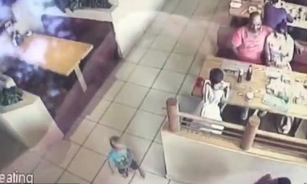 Τρομακτικό βίντεο: Άγνωστος προσπαθεί να αρπάξει νήπιο 22 μηνών μπροστά στα μάτια των γονιών του