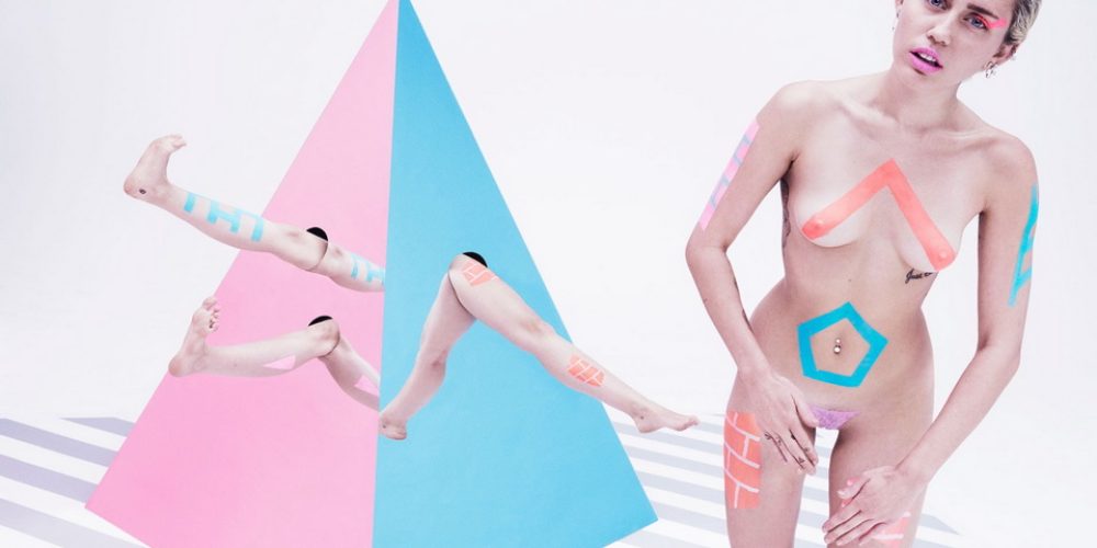H Miley Cyrus γυμνή με βαμμένο λιλά εφηβαίο & αξύριστες μασχάλες (φωτο)