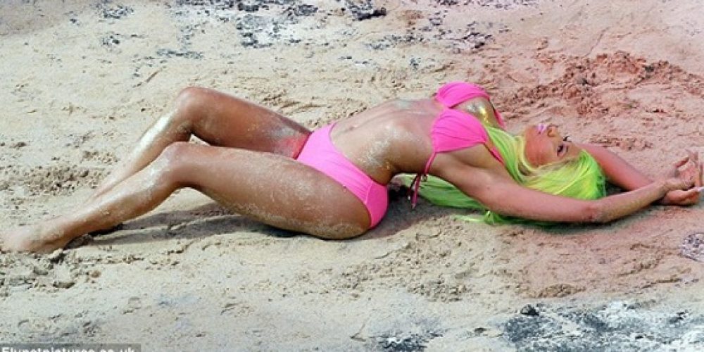Η Nicki Minaj κυλιέται στις αμμουδιές