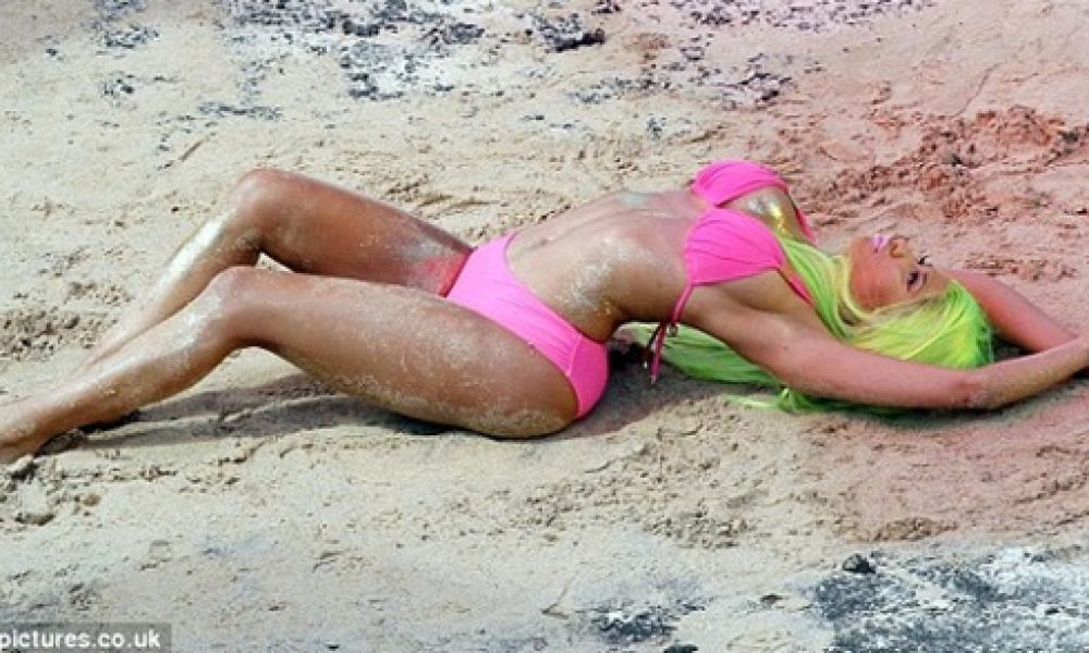 Η Nicki Minaj έβαλε το προκλητικό ροζ μπικίνι της, μια λαχανί περούκα και κυλίστηκε στην παραλία Oahu στη Χαβάη, για τις ανάγκες των γυρισμάτων του νέου video clip για το τραγούδι “Starships”.