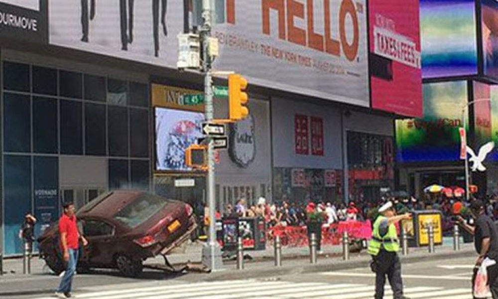 Alert! Αυτοκίνητο έπεσε πάνω σε πεζούς στη Νέα Υόρκη - 1 νεκρός και τουλάχιστον 10 τραυματίες