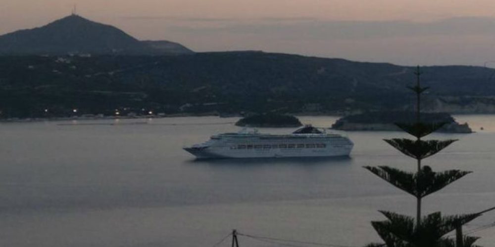 Χανιά : Πλωτή πολυτέλεια στο λιμάνι της Σούδας με το κρουαζιερόπλοιο Oceana και πάνω από 2.000 επιβάτες