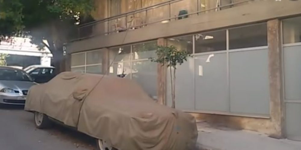 Συνέβη και αυτό: Έδεσε με συρματόσχοινο το αυτοκίνητο από το μπαλκόνι (Video)