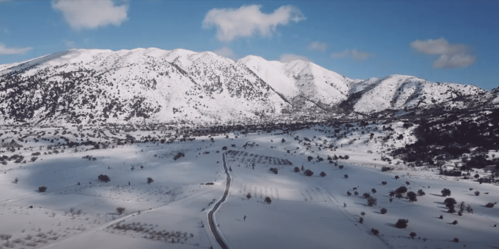 Χανιά: Ο χιονισμένος Ομαλός από ψηλά (φωτο – video)