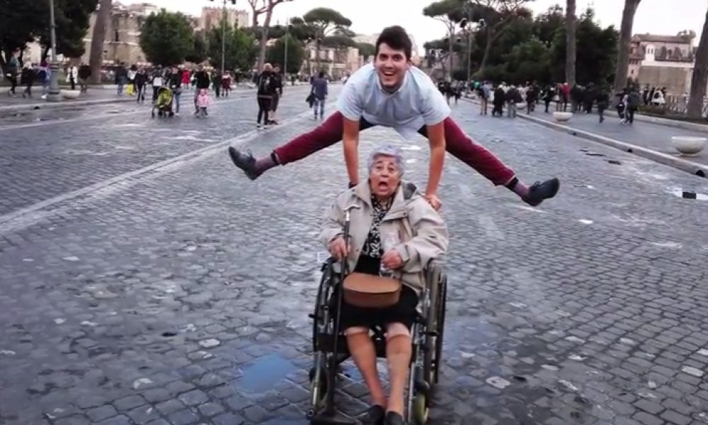 Κρητικός έκανε μια μεγάλη έκπληξη στην 83χρονη γιαγιά του που δεν είχε ταξιδέψει εκτός Ελλάδας για μισό αιώνα (video)