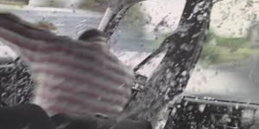 ΣΥΓΚΛΟΝΙΣΤΙΚΟ: Πρόσεχε όταν οδηγείς! – ΔΕΙΤΕ το βίντεο που θα σας ΚΑΘΗΛΩΣΕΙ! (VIDEO)