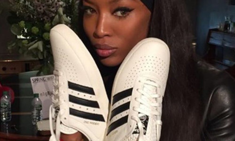 Η γκάφα της Naomi Campbell στο Instagram με τα παπούτσια της Αdidas