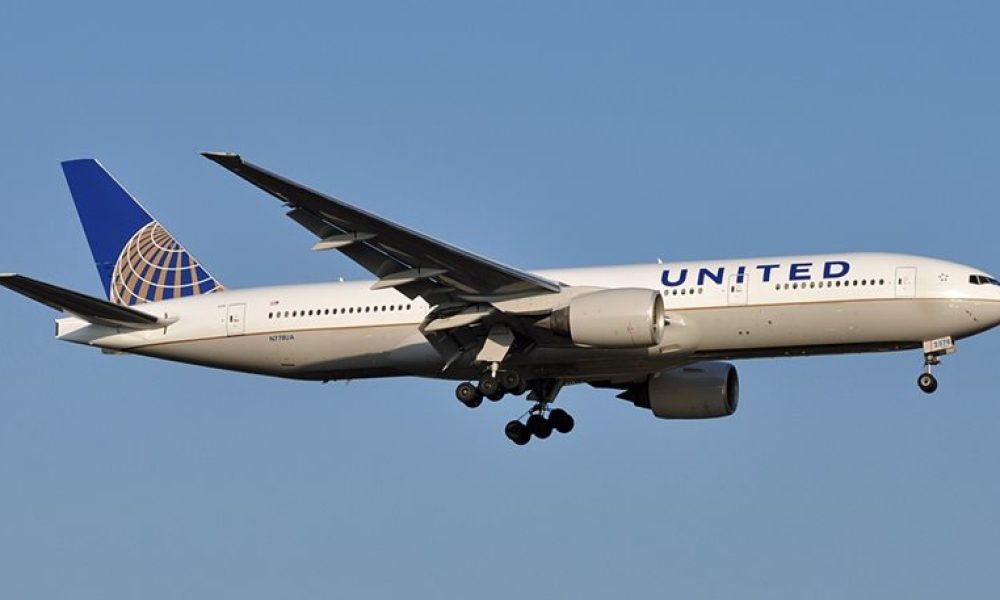 Χαμός στα social media: Η United Airlines απαγόρευσε την πτήση σε έφηβες λόγω... κολάν