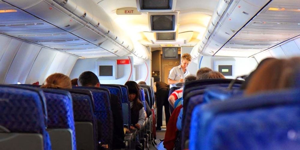 Κρήτη:Πλακώθηκαν στο αεροπλάνο για τα μάτια μιας κοπέλας