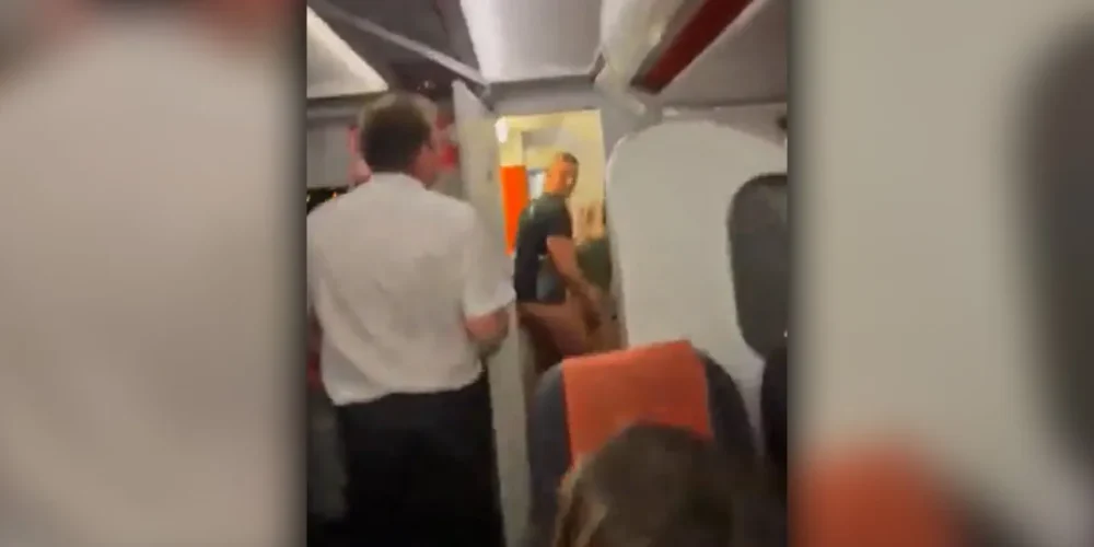Τα γενέθλιά του γιόρταζε ο 23χρονος που έγινε τσακωτός να κάνει σεξ στην τουαλέτα του αεροπλάνου – Τον αποθέωσαν οι επιβάτες