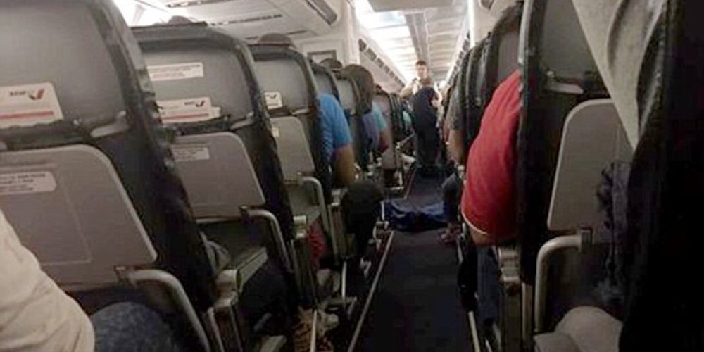 Τρόμος σε αεροσκάφος: Πετούσαν παρέα με το άψυχο σώμα συνεπιβάτιδάς τους