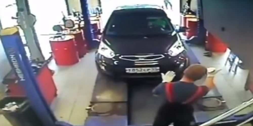 Γυναίκα μπέρδεψε το γκάζι με το φρένο και πάτησε τον μηχανικό! (βίντεο)