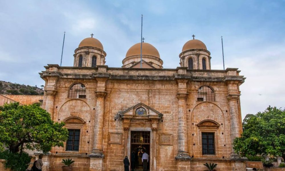 Χανιά: Σκηνικό «εμφυλίου» στο Μοναστήρι της Αγίας Τριάδας – Επενέβη η αστυνομία στην  λειτουργία την Κυριακή των Βαΐων