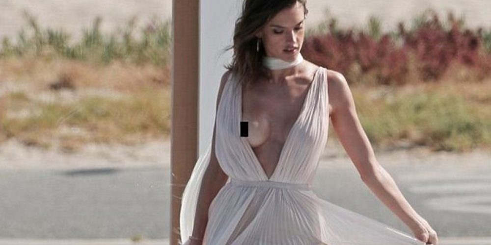 Δείτε καθαρό το nip slip της Alessandra Ambrosio που έγινε viral