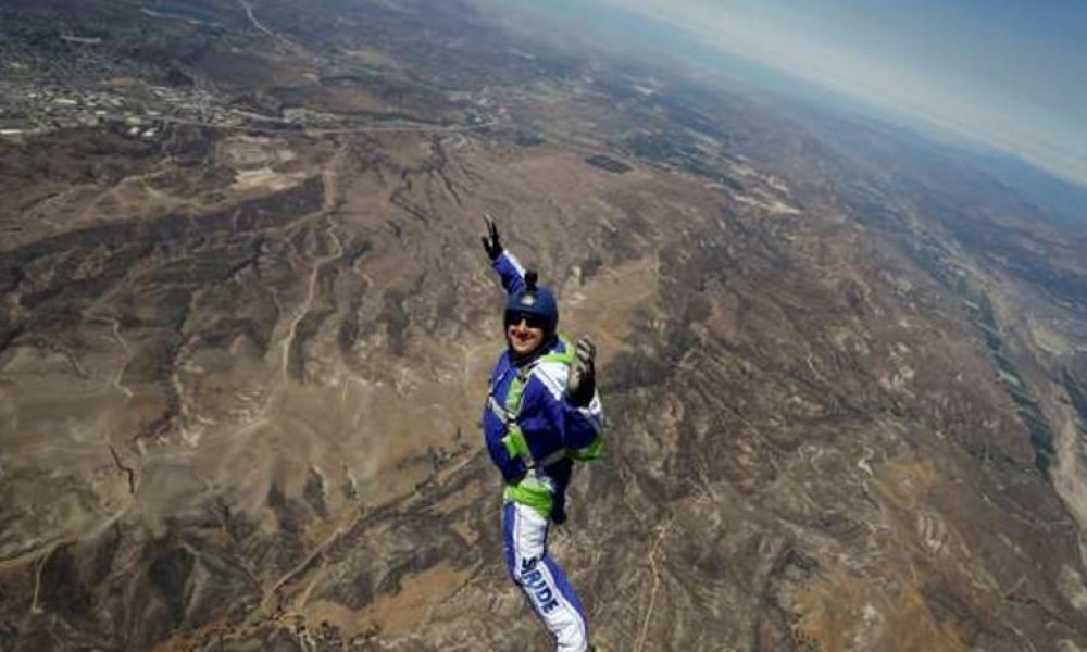 Βίντεο: Πήδηξε από τα 25.000 πόδια χωρίς αλεξίπτωτο και έγραψε ιστορία