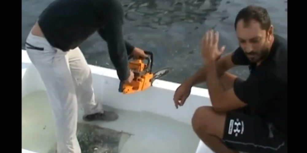’Ελληνες κόβουν σκάφος με αλυσοπρίονο για να δείξουν ότι δεν βυθίζεται