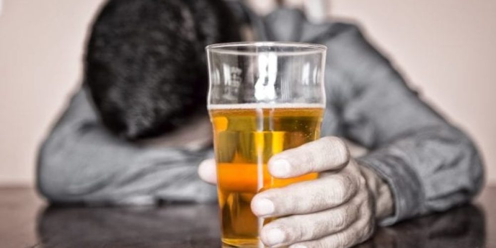 Θλιβερή πρωτιά για την Κρήτη: 6 στους 10 μαθητές πίνουν συστηματικά αλκοόλ – Γιατί πίνουν από… τα 13 τα Κρητικόπουλα;