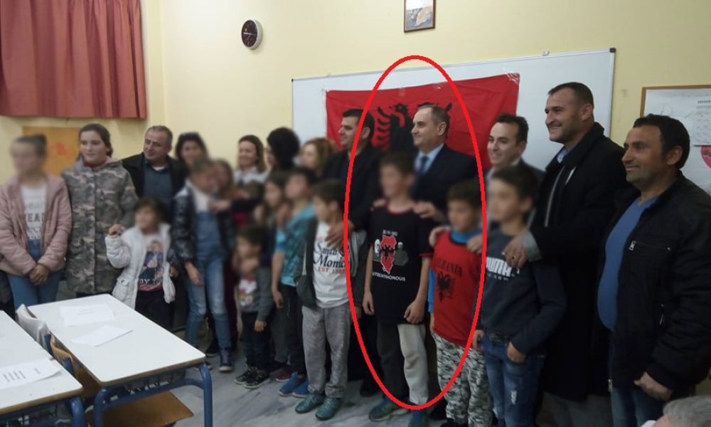 Μπλουζάκι με τον χάρτη της «Μεγάλης Αλβανίας» φορούσε μαθητής στα εγκαίνια αλβανικού σχολείου στα Χανιά