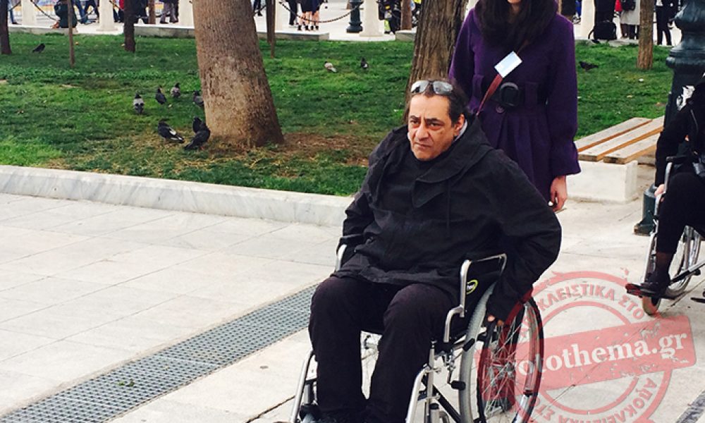 Ο Αντώνης Καφετζόπουλος με αναπηρικό αμαξίδιο στο κέντρο της Αθήνας