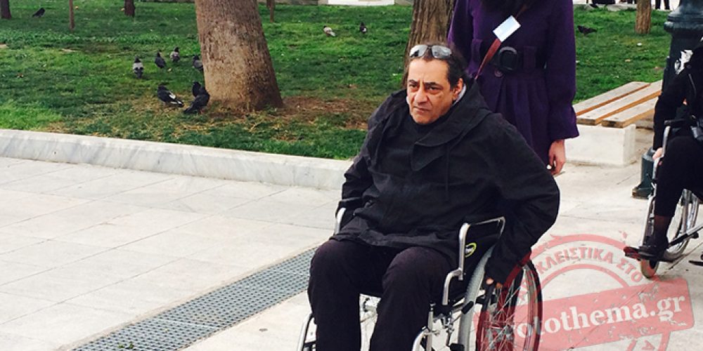 Ο Αντώνης Καφετζόπουλος με αναπηρικό αμαξίδιο στο κέντρο της Αθήνας