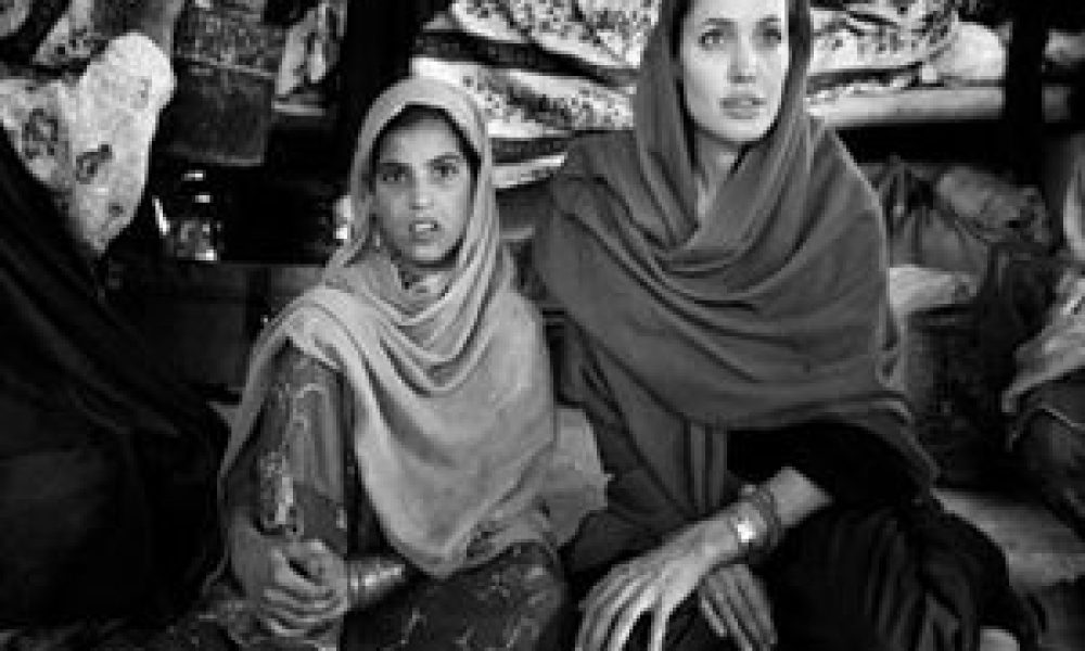 Η Angelina Jolie με μαντήλα στο Αφγανιστάν