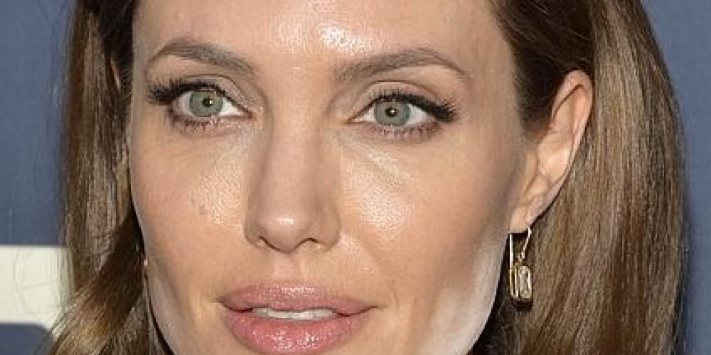 Η Angelina Jolie συγκλονίζει: Ποζάρει χωρίς ίχνος μακιγιάζ και στέλνει μήνυμα στις γυναίκες όλου του πλανήτη (Photo)