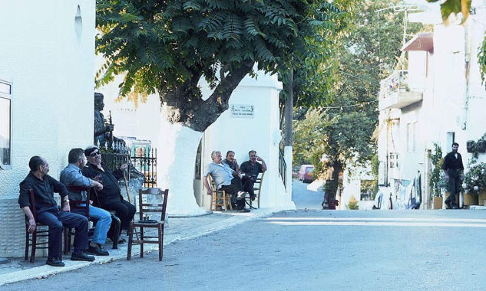 Κρήτη: Γνωστή παρουσιάστρια σε καφενείο στ’ Ανώγεια (Photo)