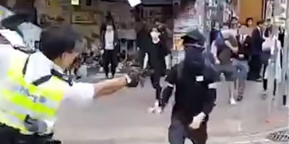 Αστυνομικός πυροβολεί διαδηλωτή μπροστά στις κάμερες – Σε κρίσιμη κατάσταση ο νεαρός (video)