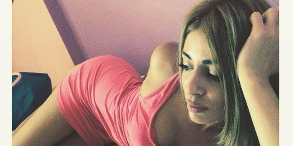 Μίνα Αρναούτη: Ποζάρει με σέξι διάθεση στο κρεβάτι