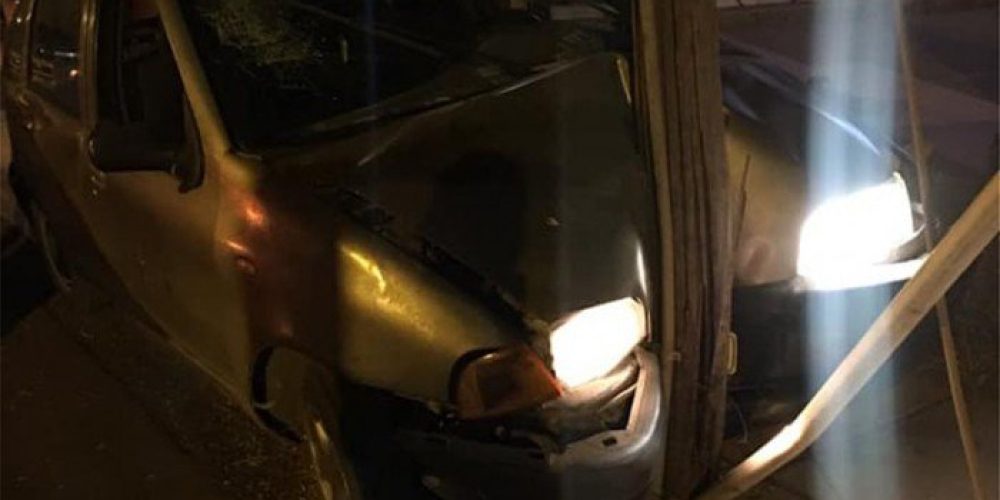 Αυτοκίνητο καρφώθηκε σε κολόνα – Δύο τραυματίες