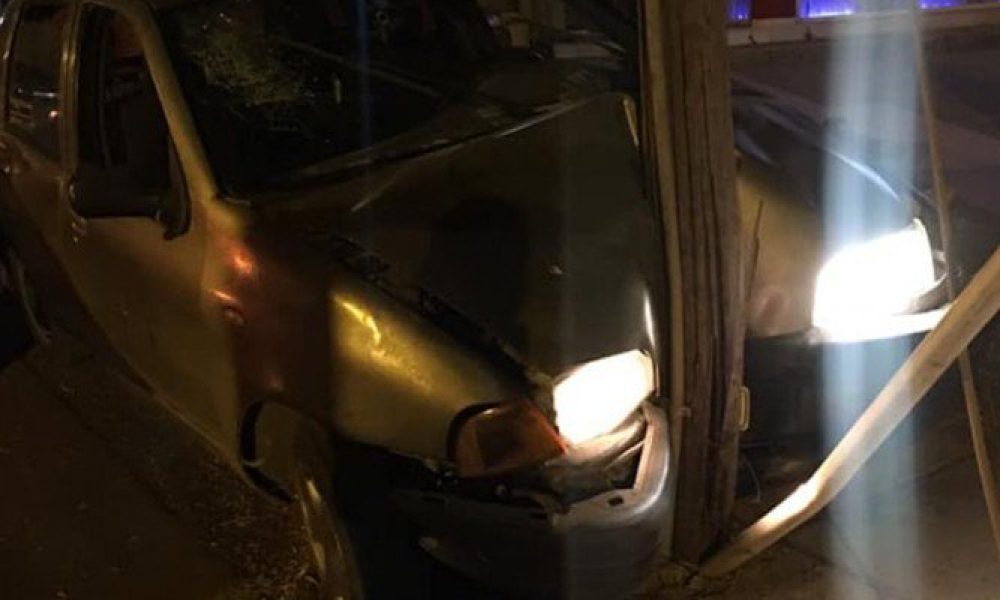 Αυτοκίνητο καρφώθηκε σε κολόνα – Δύο τραυματίες