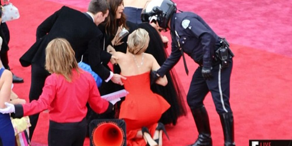 Όχι πάλι! Δείτε την τούμπα της Jennifer Lawrence στο κόκκινο χαλί (video)