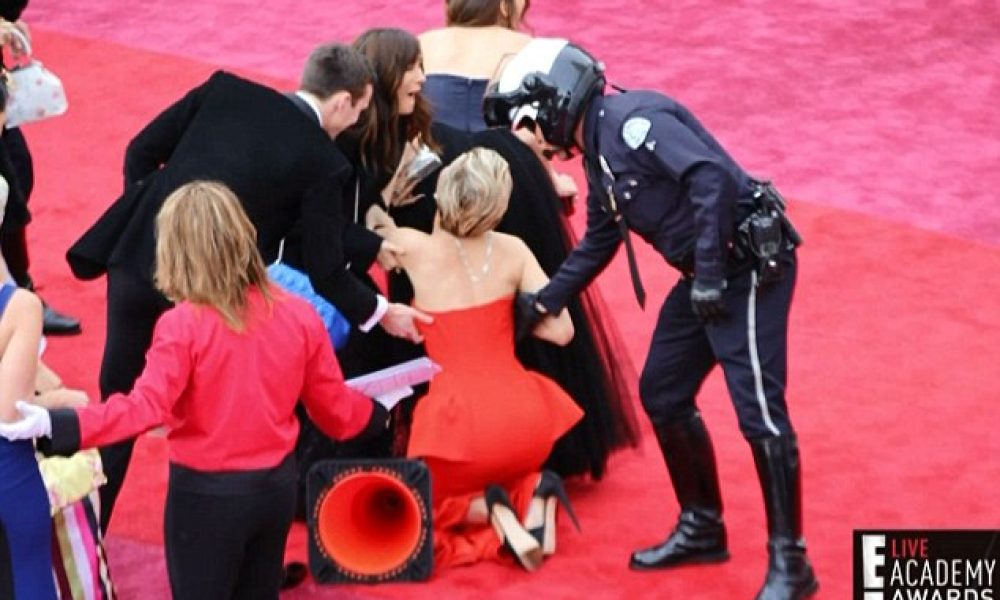 Όχι πάλι! Δείτε την τούμπα της Jennifer Lawrence στο κόκκινο χαλί