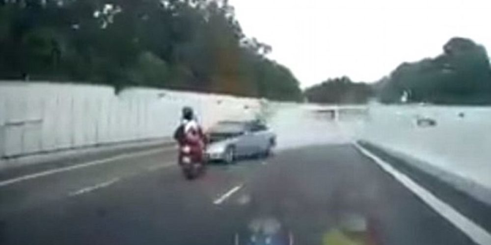 Βίντεο: Αυτοκίνητο πετάει στον αέρα δύο μοτοσικλετιστές και αυτοί μόνο τραυματίζονται