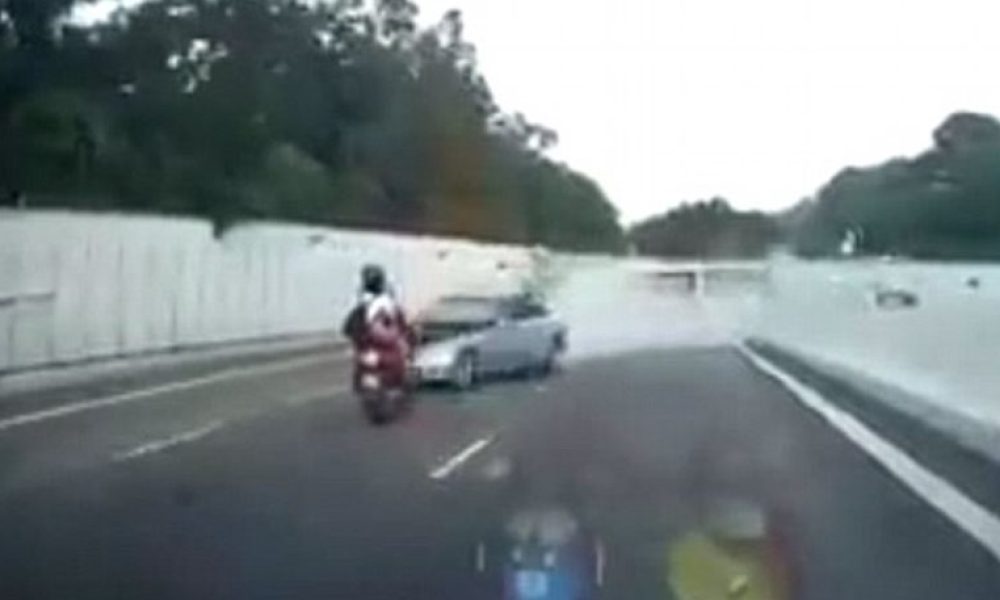 Βίντεο: Αυτοκίνητο πετάει στον αέρα δύο μοτοσικλετιστές και αυτοί μόνο τραυματίζονται