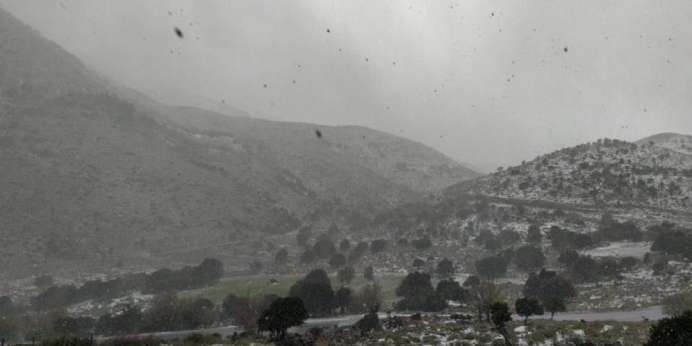 Χιονίζει σε χωριά της Καντάνου, στα Σφακιά και στο Θέρισο